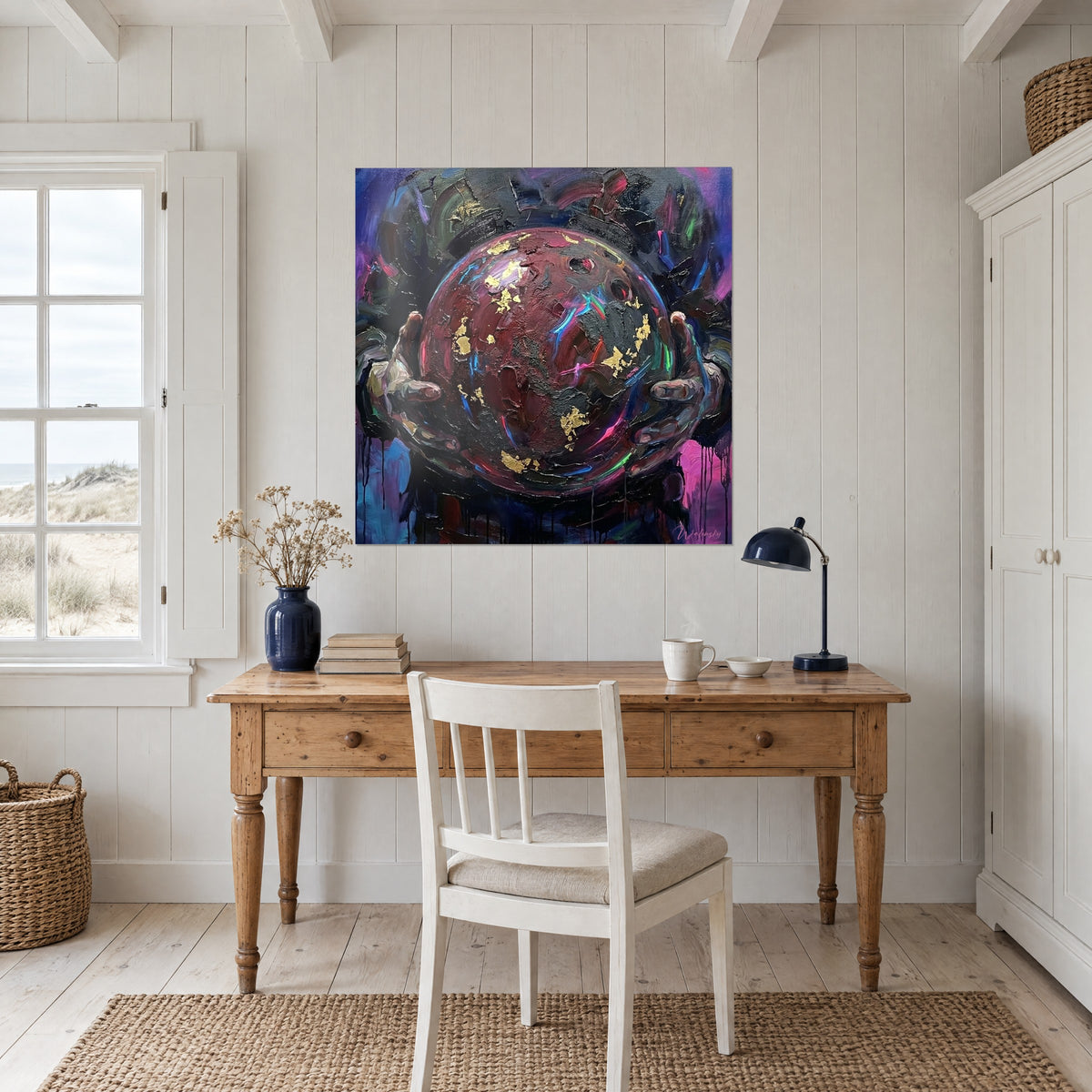 Tableau orbe marbré bordeaux et noir, éclats d'or et empâtements épais, fond violet, accroché au-dessus d'un bureau en bois clair