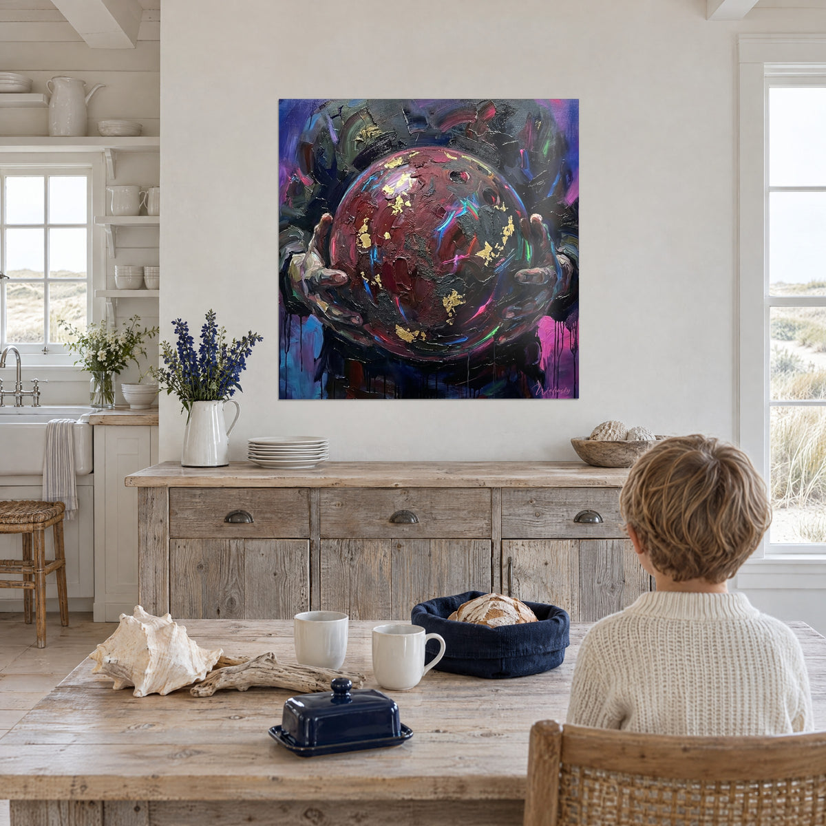 Tableau boule de bowling abstraite rouge sombre, flammèches dorées et néons bleus, un enfant de dos dans une cuisine en bord de mer