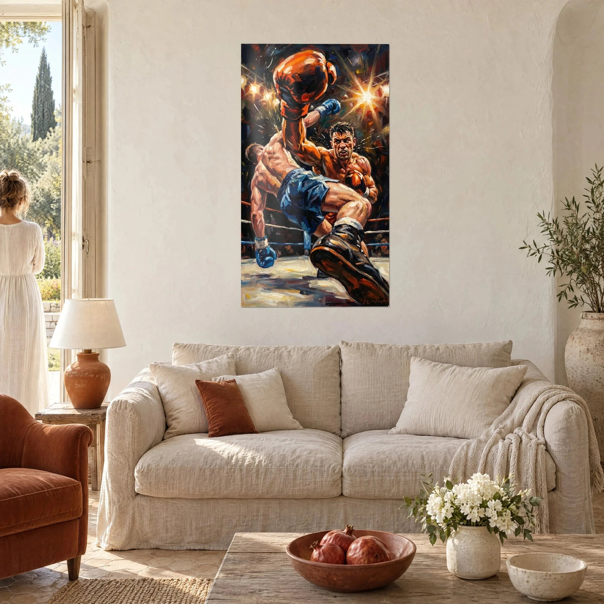 Gemälde Boxer im Rückwärtsschwung, marineblaue Shorts, orangefarbener Handschuh nach vorn, goldene Scheinwerfer, über einem Sofa in einem hellen Wohnzimmer