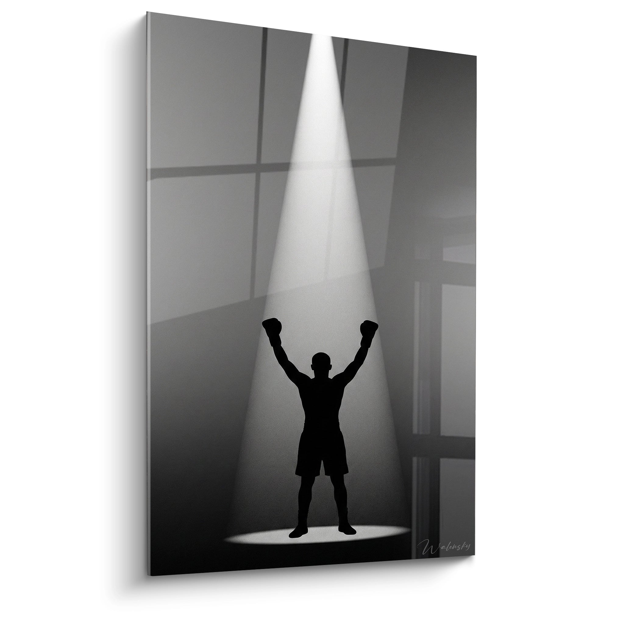Boxeur en silhouette noire, bras levés sous un faisceau blanc, fond gris anthracite architectural