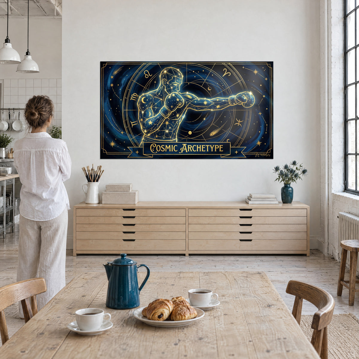 Schilderij van bokssilhouet getekend in gouden sterren, dierenriemtekens op marineblauwe achtergrond, bewonderd door een vrouw in het wit van achteren