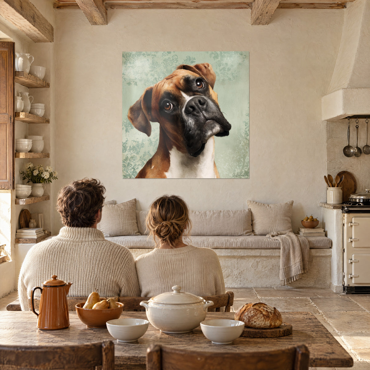 Cuadro perro de orejas caídas, máscara negra y pecho blanco sobre motivos vegetales verdes, pared de piedra beige, cocina rústica