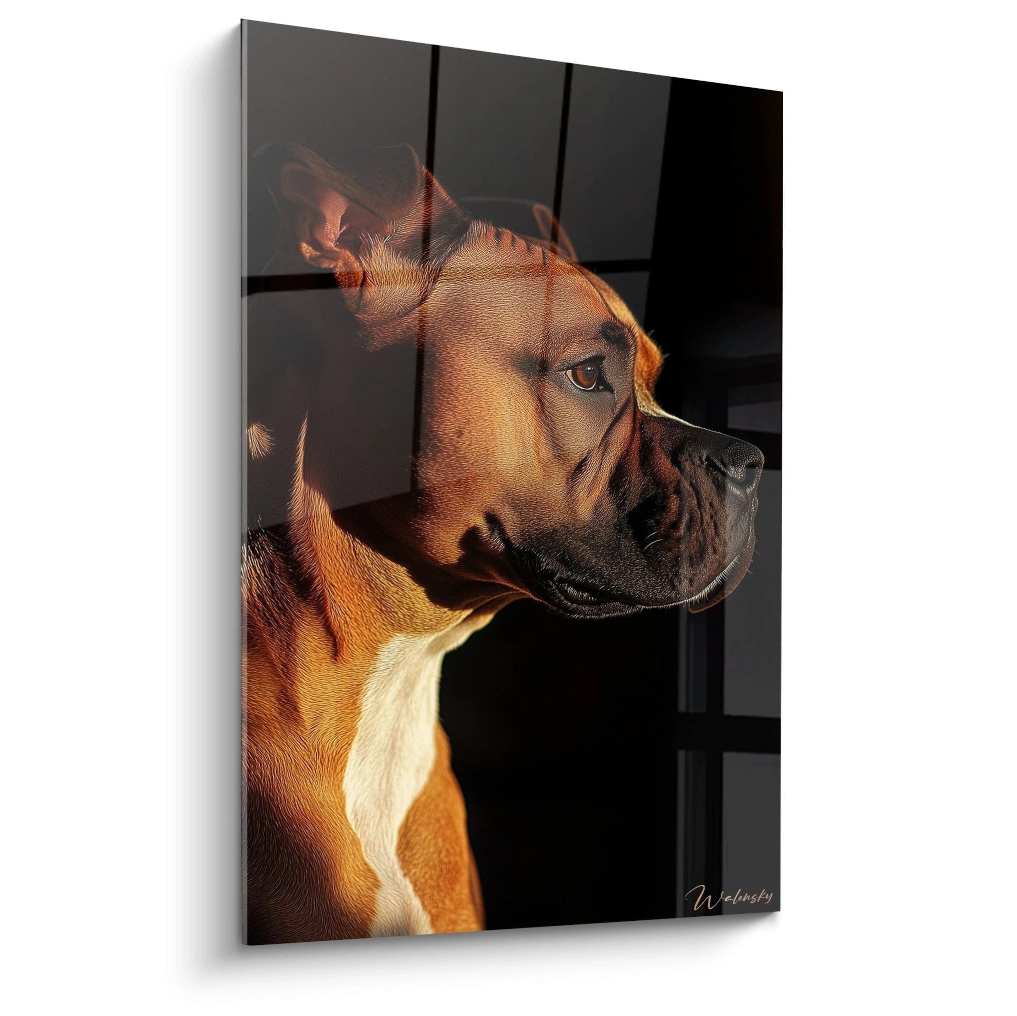 Un tableau Boxer représentant un profil de chien à pelage fauve sur fond noir, mettant en valeur son museau carré et son regard ambré intense, avec une texture détaillée du pelage brillant sous un éclairage dramatique.
