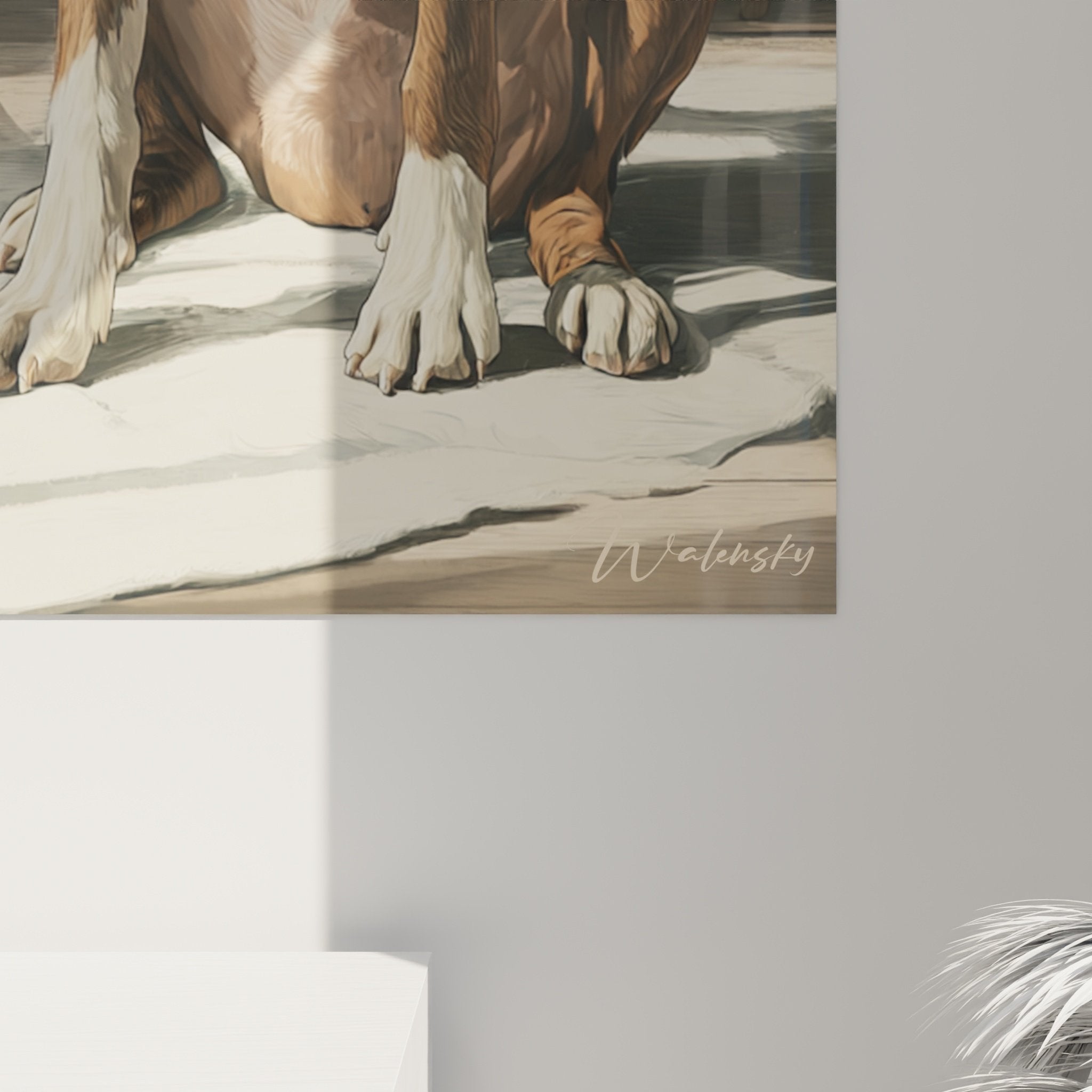 Gesamtansicht Boxerkunstwerk in modernem Wohnzimmer mit grauen Wänden und zeitgenössischen Möbeln