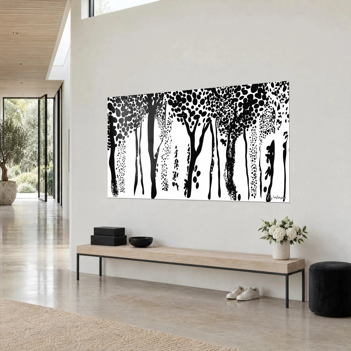 Tableau futaie graphique en encre noire, troncs fins et pointillés tachetés sur blanc pur, mur gris et banc de bois clair