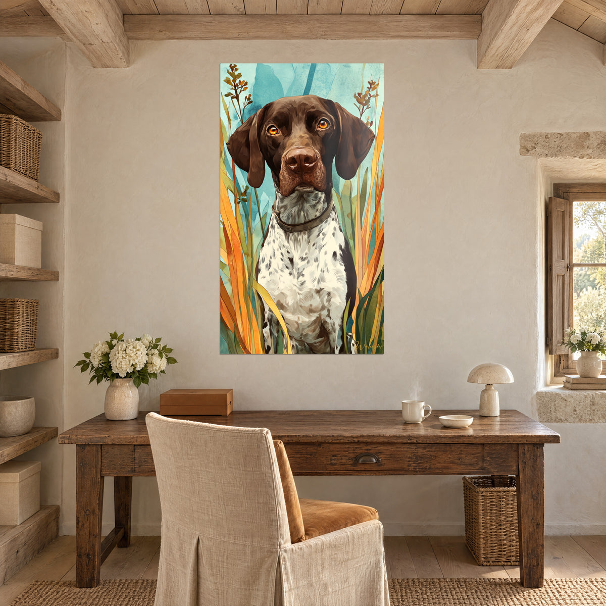 Schilderij van een bruin-witte pointer zittend tussen lange oranje bladeren, blauwe aquarel achtergrond, boven een antiek houten bureau