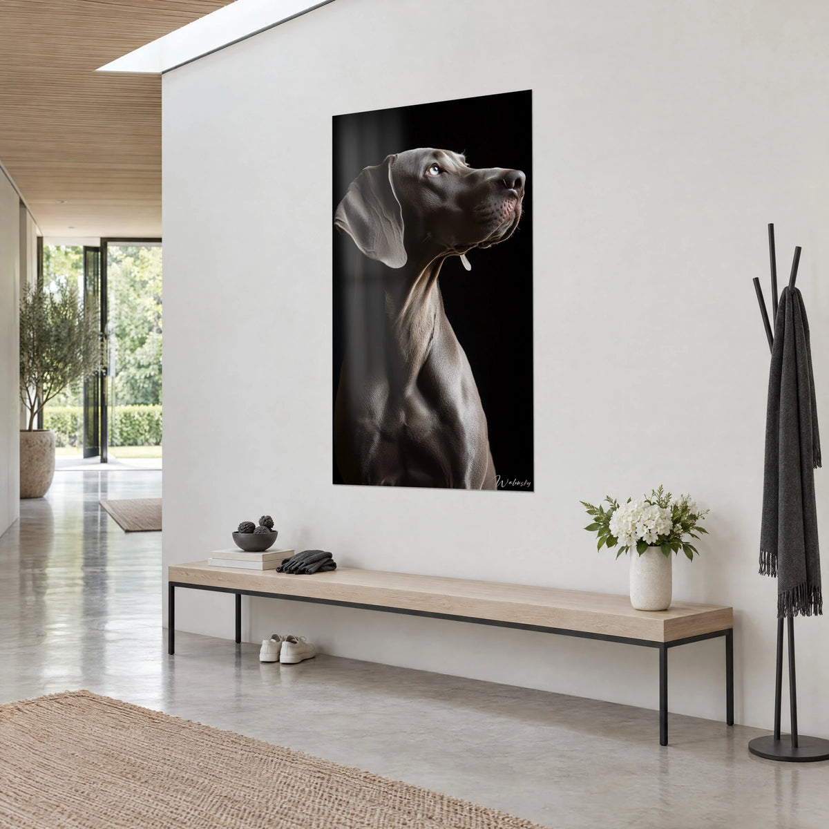 Tableau chien gris cendré en profil levé, oreille souple et œil clair sur noir profond, vue de trois-quarts, hall de béton