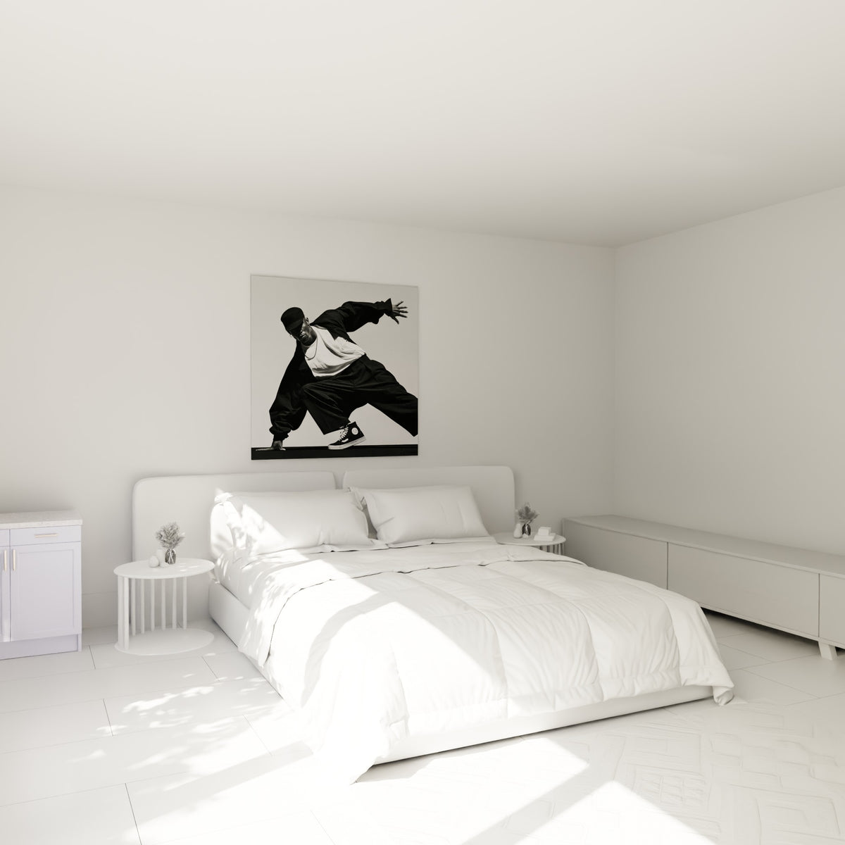 Figure de breakdance en noir et blanc suspendue au-dessus d'un lit dans une chambre claire