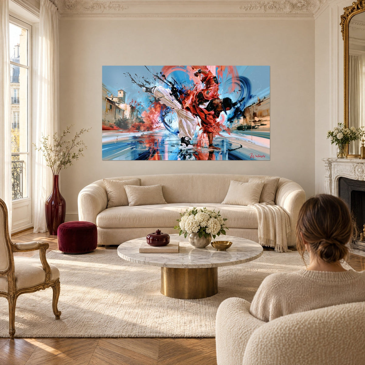 Tableau breakdancer en veste rouge, pantalon blanc en équilibre sur une main, éclaboussures bleues, au-dessus d'un canapé dans un salon lumineux