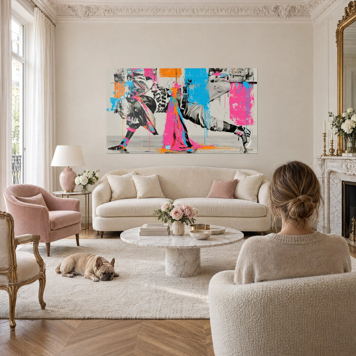 Tableau breakdancer en appui sur une main, éclaboussures rose et turquoise, au-dessus d'un canapé dans un salon lumineux