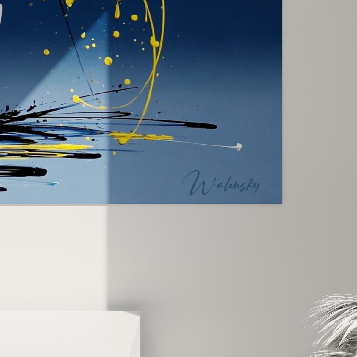 Détail des coulures jaunes et du grain de peinture du tableau Breakdance, contraste marqué avec le bleu marine