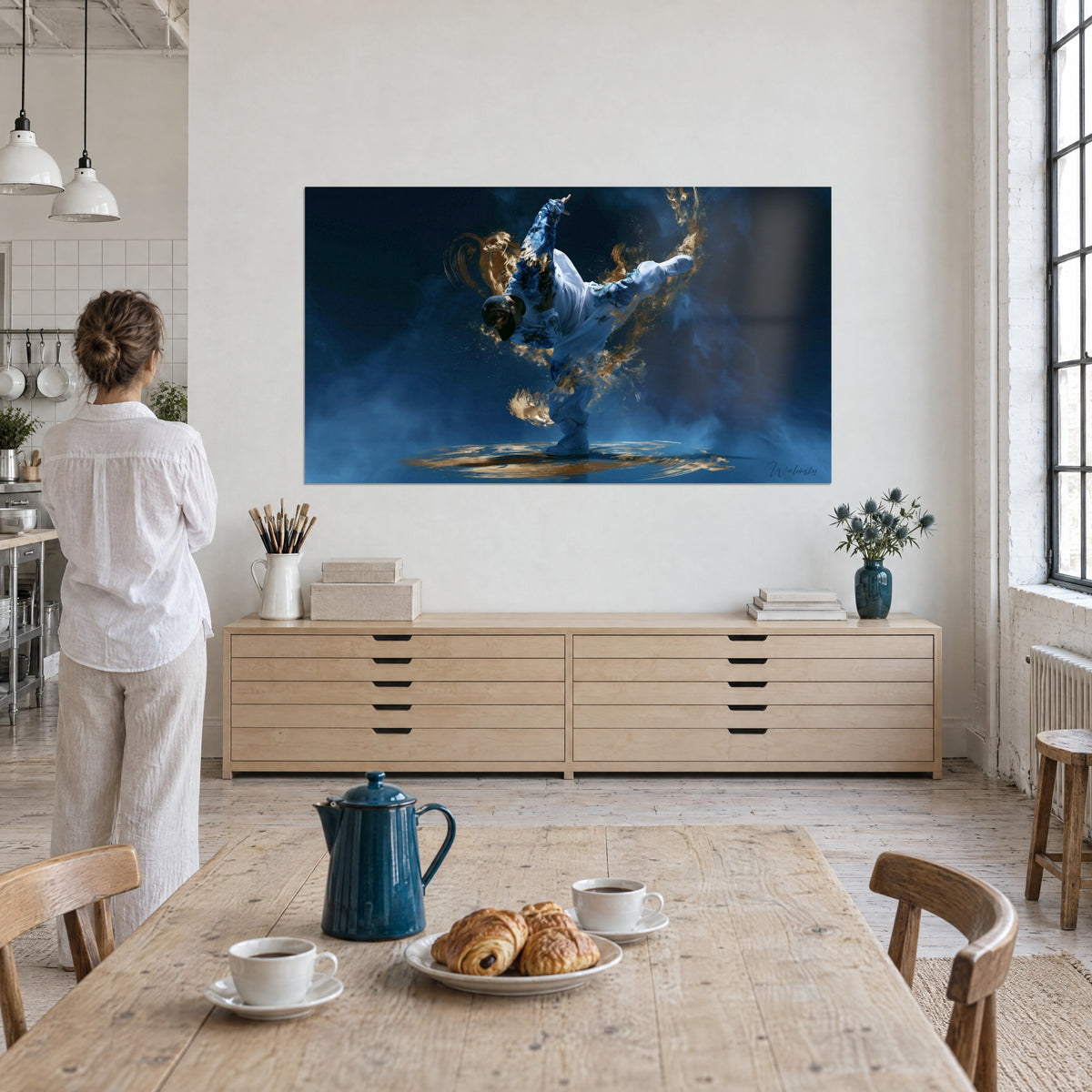 Tableau figure de breakdance, sweat blanc fleuri de bleu et éclats d'or sur fond nuit, femme de dos, grande table en bois, loft