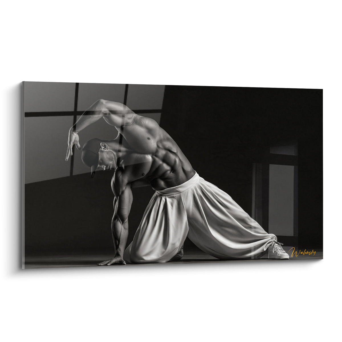 Danseur cambré torse nu en noir et blanc, pantalon blanc ample, tableau Breakdance sculptural