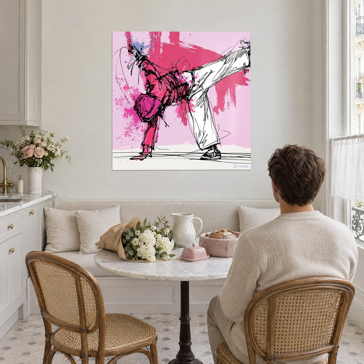 Tableau figure de breakdance en suspension, jambe blanche levée, taches roses et bleu pervenche, cuisine claire, homme de dos à une table