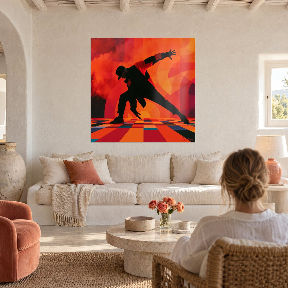 Tableau danseur de breakdance en silhouette noire, fond orange et rouge, carrelage géométrique, au-dessus d'un canapé dans un salon lumineux