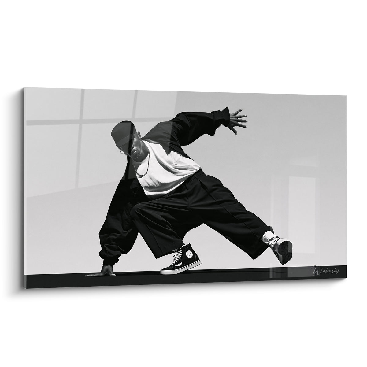 Danseur Breakdance figé en équilibre, noir et blanc, main au sol et bras tendu