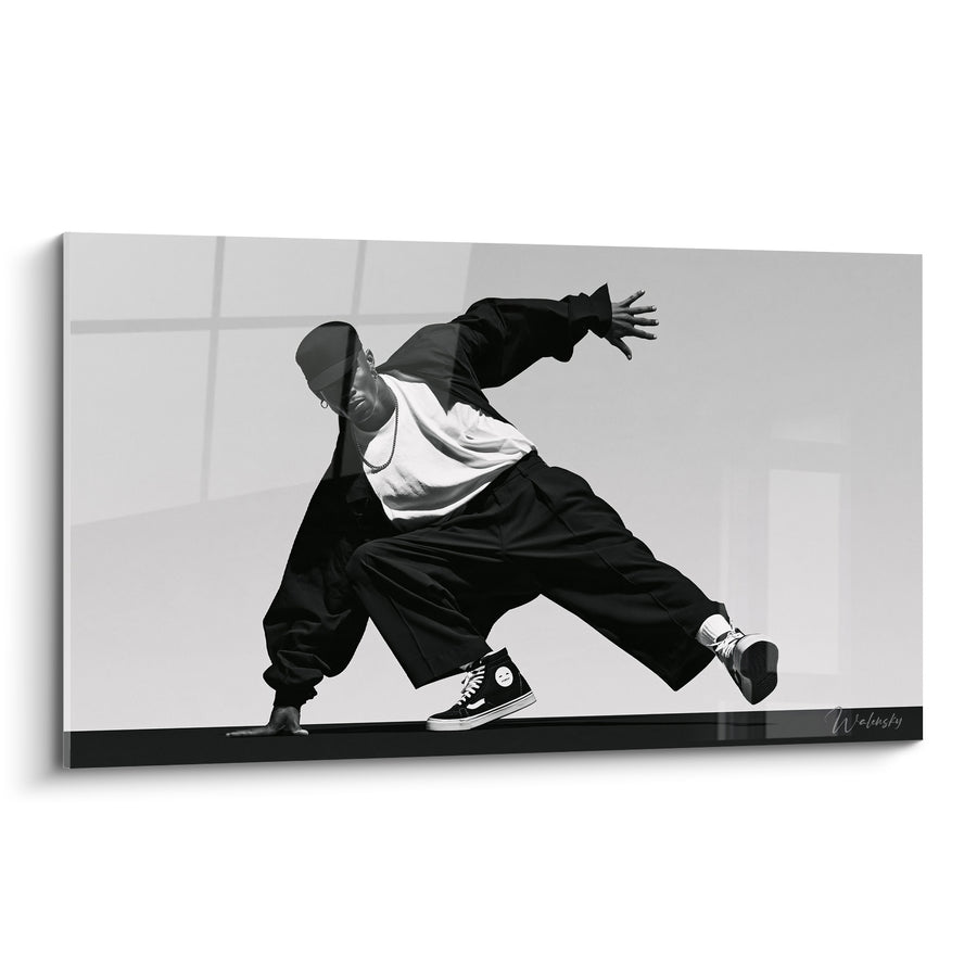 Tableau Danseur noir et blanc casquette inclinée jambe tendue - Reflet de fenêtre au sol - Edition Breakdance