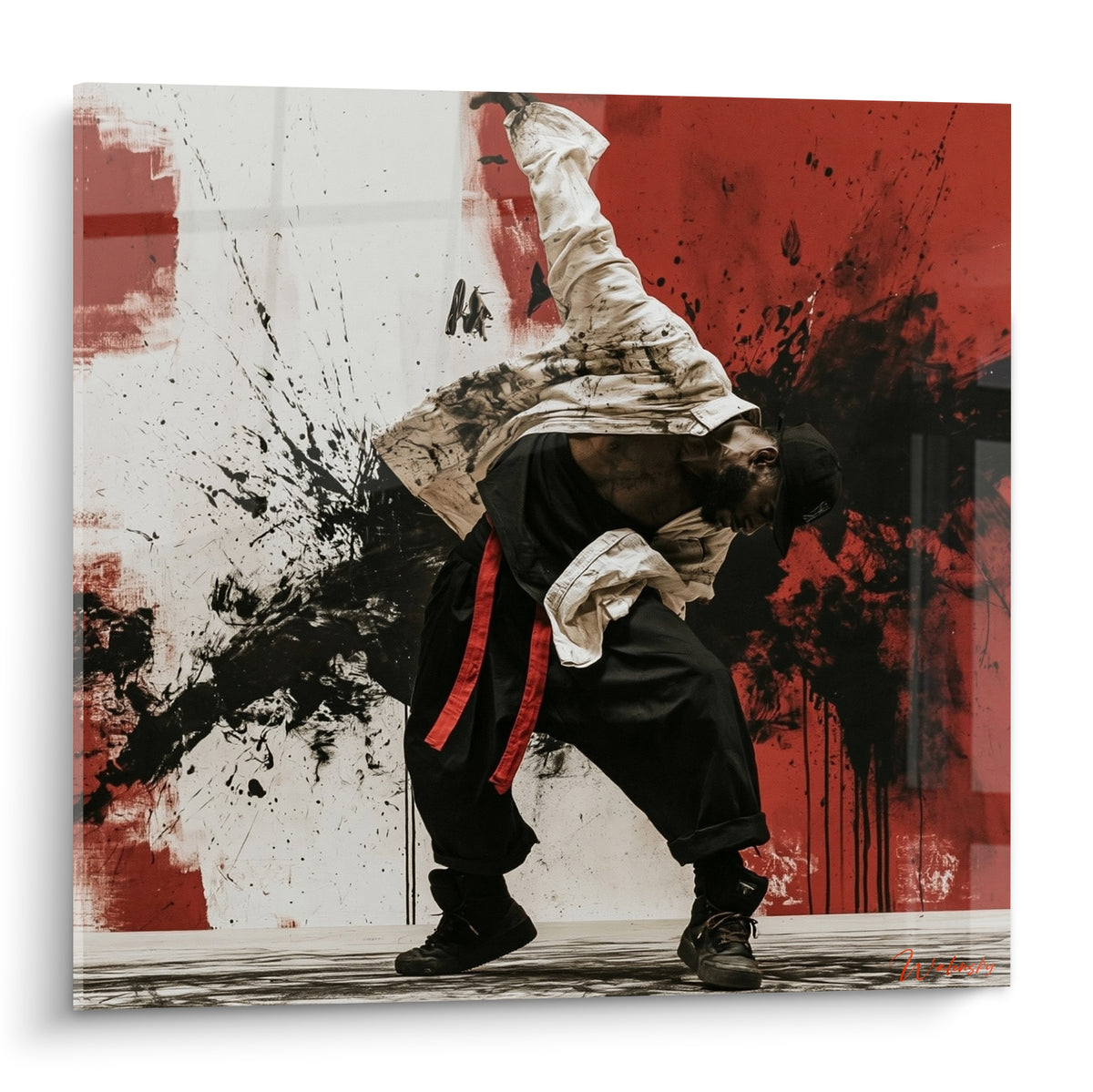 Danseur en pleine figure acrobatique, tenue beige et noire, fond rouge et noir éclaboussé