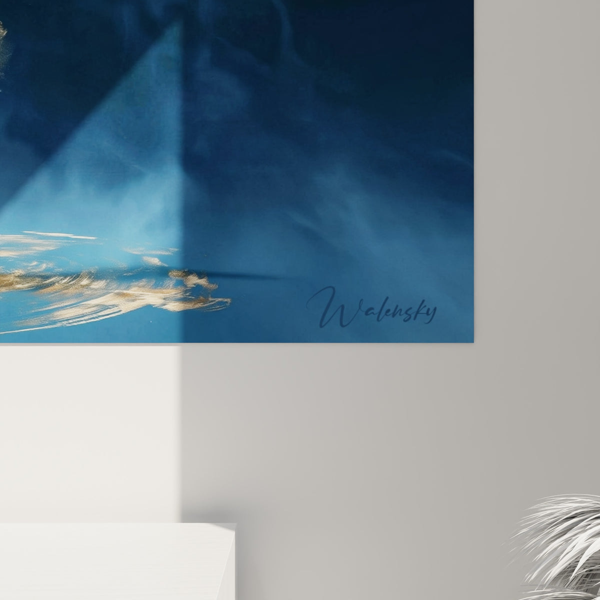 Détail des traînées dorées et du grain bleu nuit sur la toile accrochée, matière et lumière visibles