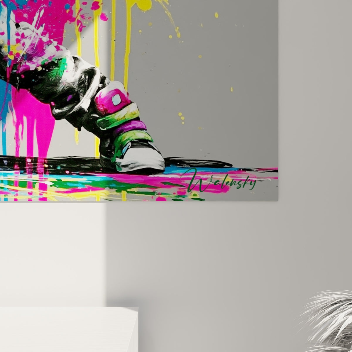 Empâtements de peinture rose et jaune sur ce tableau Breakdance, coulures visibles sur fond gris
