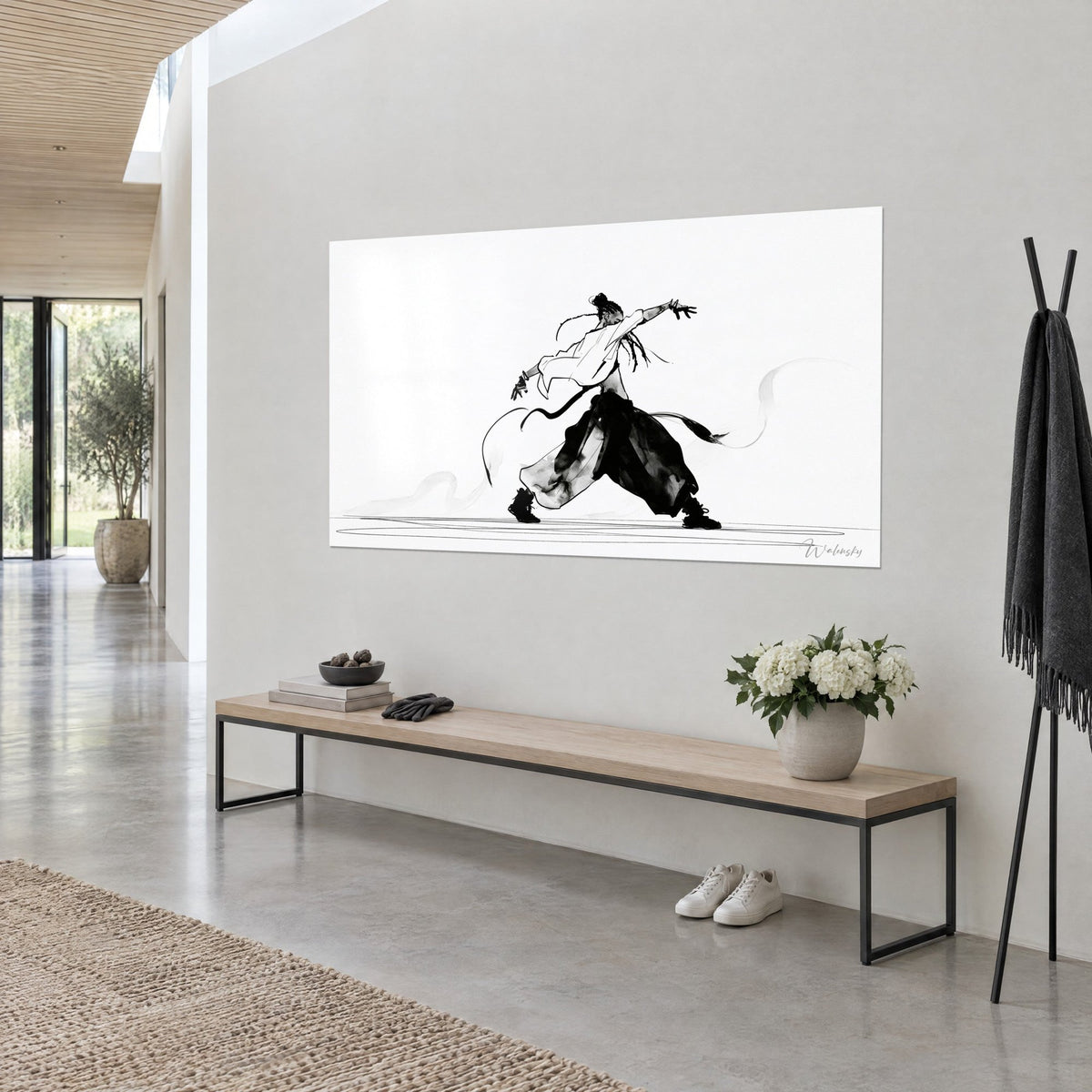 Gemälde Breakdancer mit schwebenden Dreadlocks, ausgebreiteten Armen, schwarze Tusche auf Weiß, rauchige Bänder, an grauer Wand neben einer Holzbank