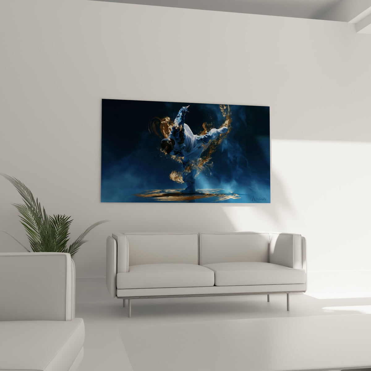 Figure suspendue en appui, éclats ambrés et fond anthracite, au-dessus d'un canapé dans un salon lumineux