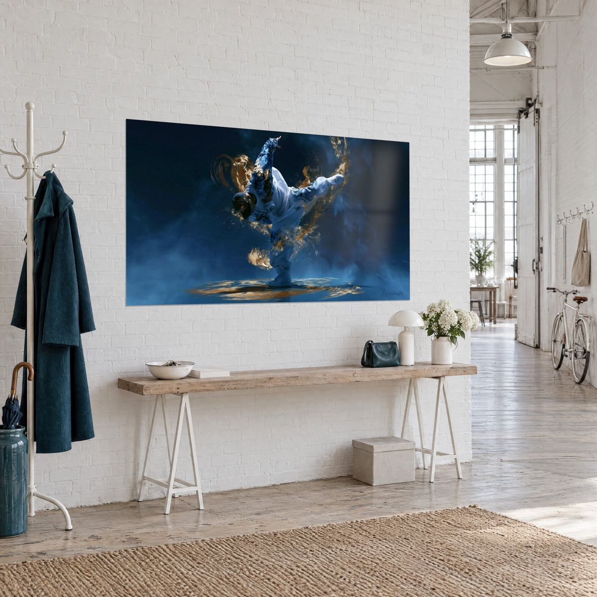Tableau danseur de hip-hop en équilibre sur une main, volutes bleu marine et or, vu de trois-quarts, loft d'artiste