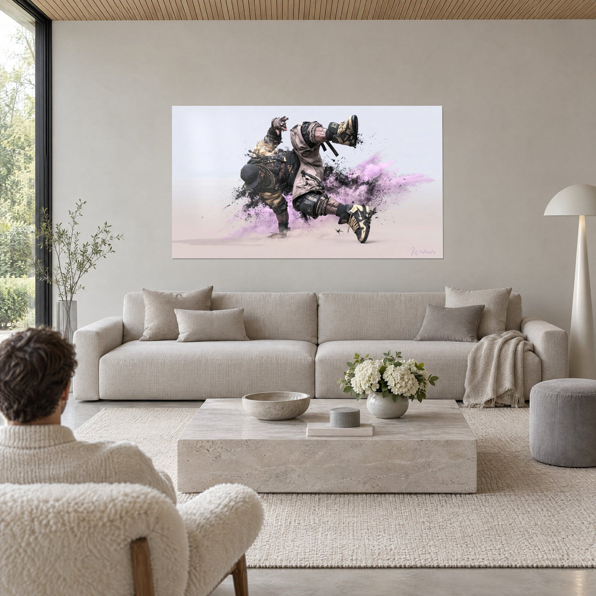 Tableau danseur de breakdance en suspension, nuage de poussière mauve et éclats noirs, baskets beige et or, au-dessus d'un canapé dans un salon lumineux
