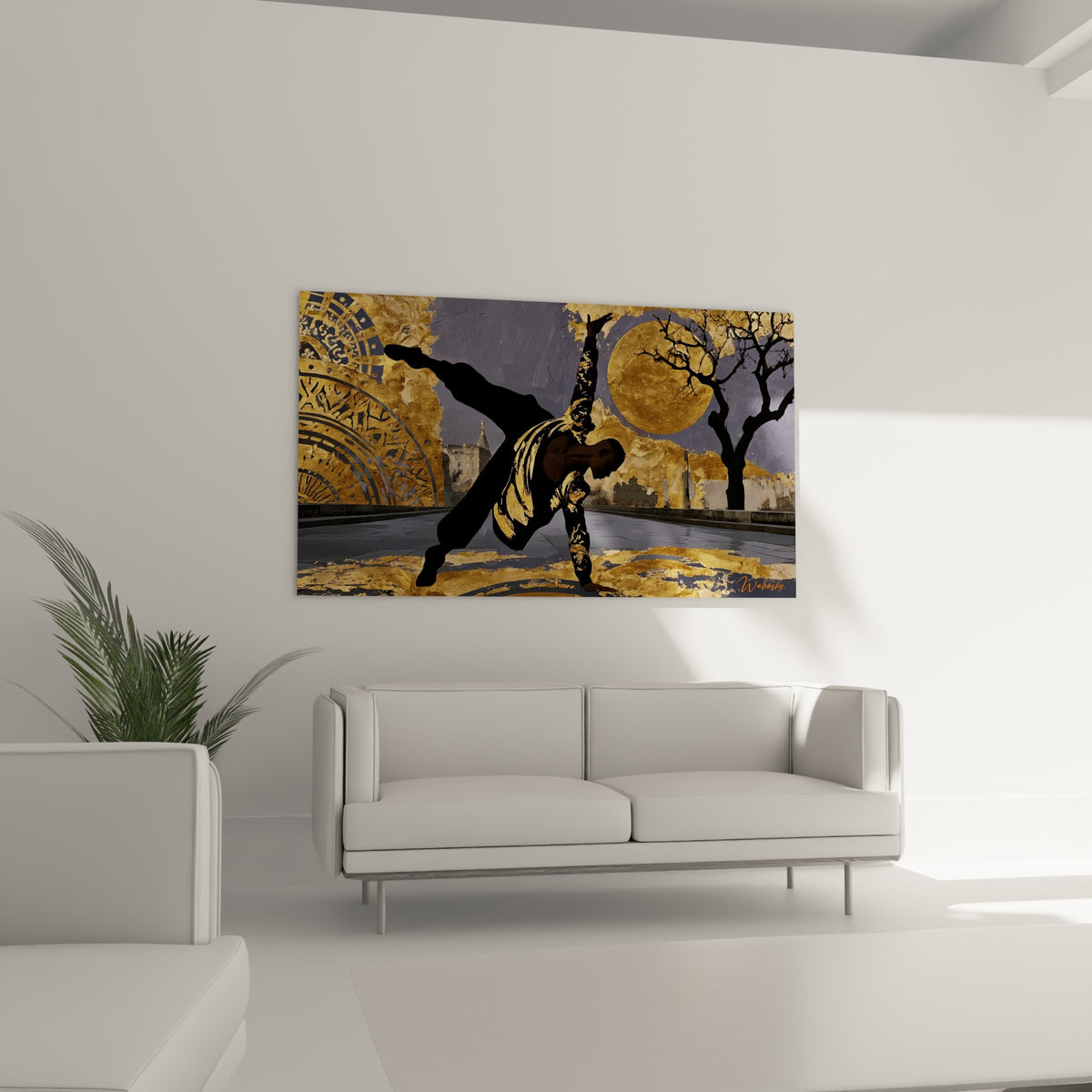 Figure acrobatique noire et or captée en plein mouvement, au-dessus d'un canapé dans un salon lumineux