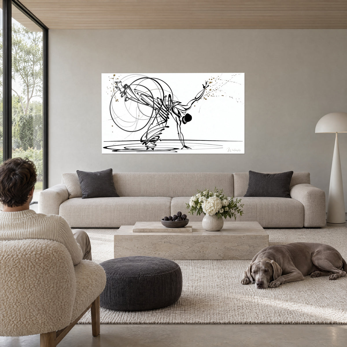 Tableau danseur de breakdance en traits d'encre noire, éclaboussures dorées sur fond blanc, au-dessus d'un canapé dans un salon lumineux