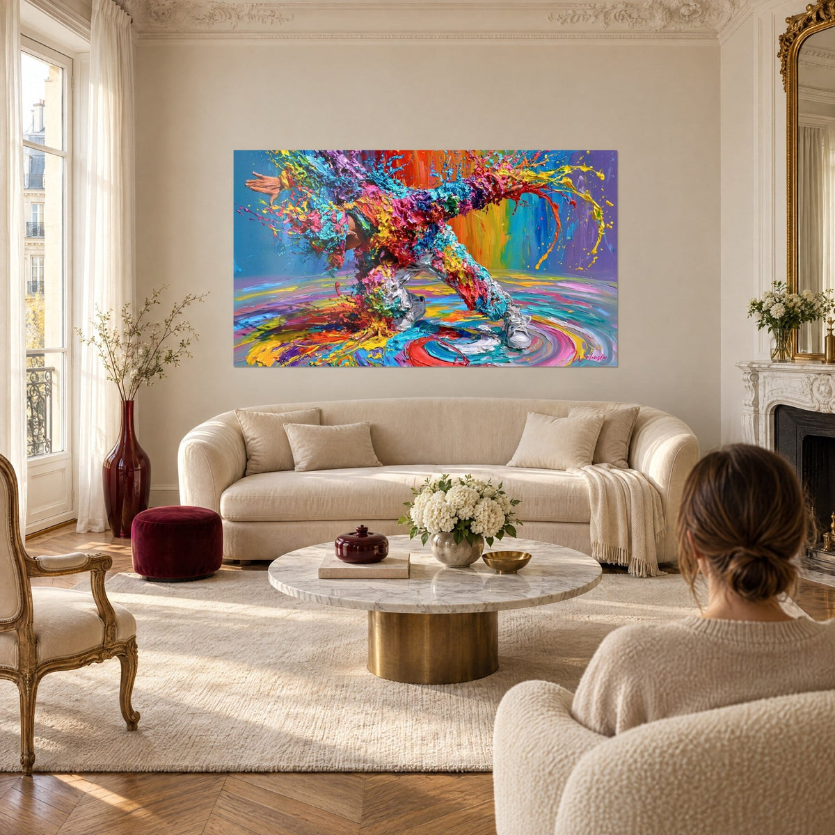 Cuadro bailarín de breakdance salpicado de pintura roja y turquesa, fondo arcoíris, encima de un sofá en un salón luminoso