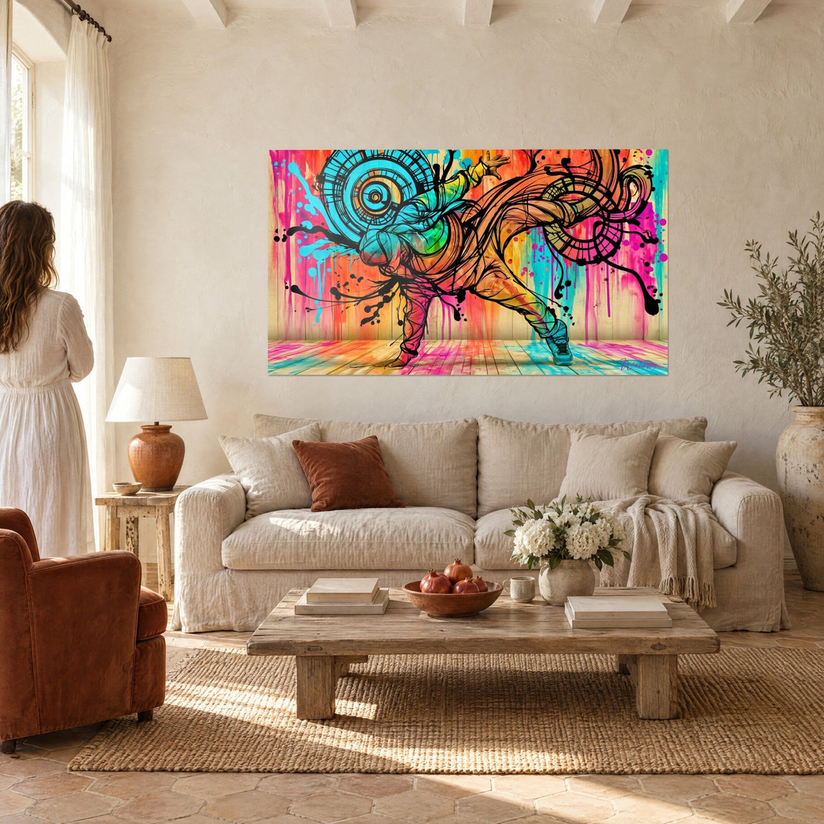 Quadro ballerino di breakdance in figura piena, spirale ciano e colature rosa su assi di legno, sopra un divano in un soggiorno luminoso
