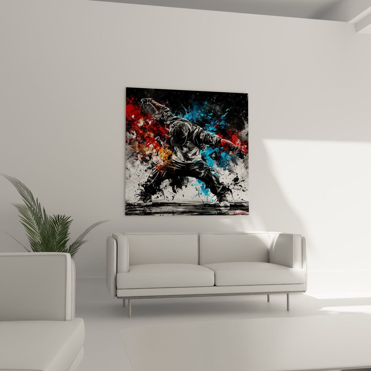 Figure de breakdance en noir et blanc cerclée d'éclats rouges vifs, au-dessus d'un canapé dans un salon lumineux