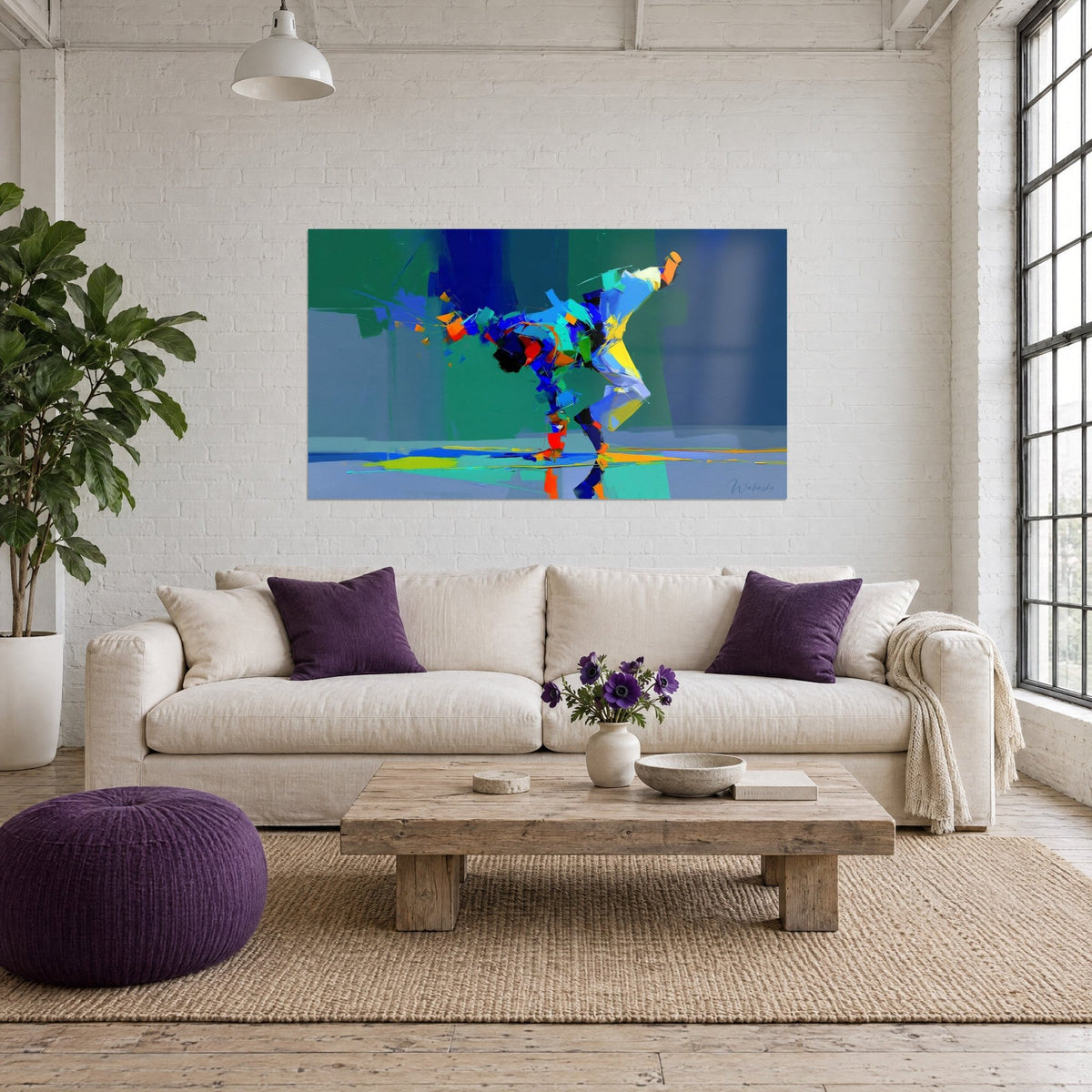 Quadro di ballerino di breakdance in blu e giallo, bagliori arancioni e riflesso turchese sul pavimento, sopra un divano in un soggiorno luminoso