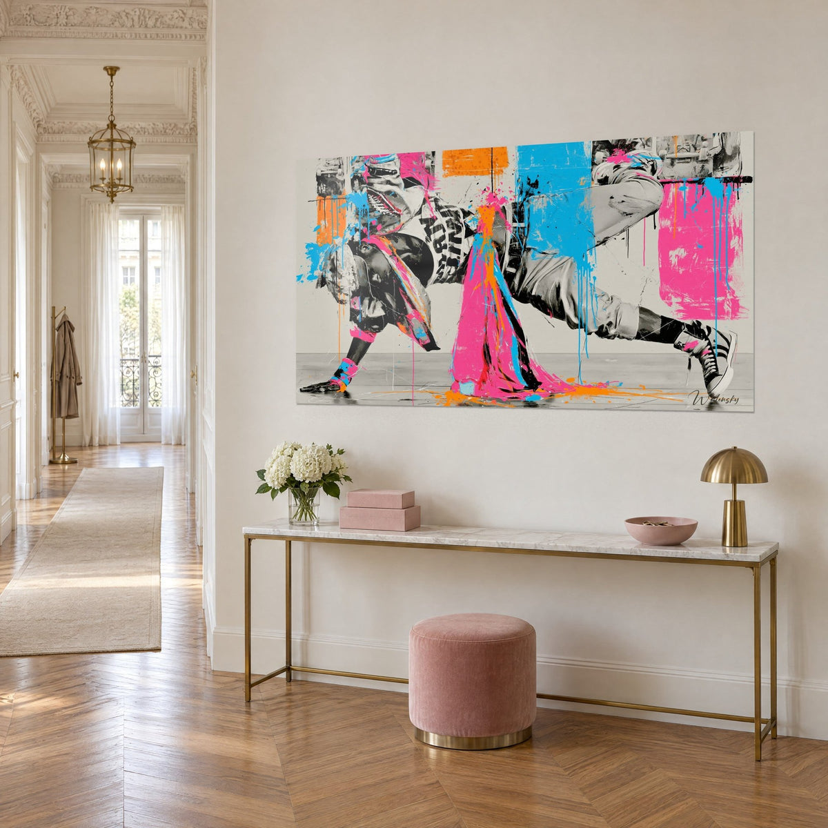 Tableau danseur de hip-hop figé en équilibre horizontal, coulures orange et rose vif, sur une console dorée en entrée