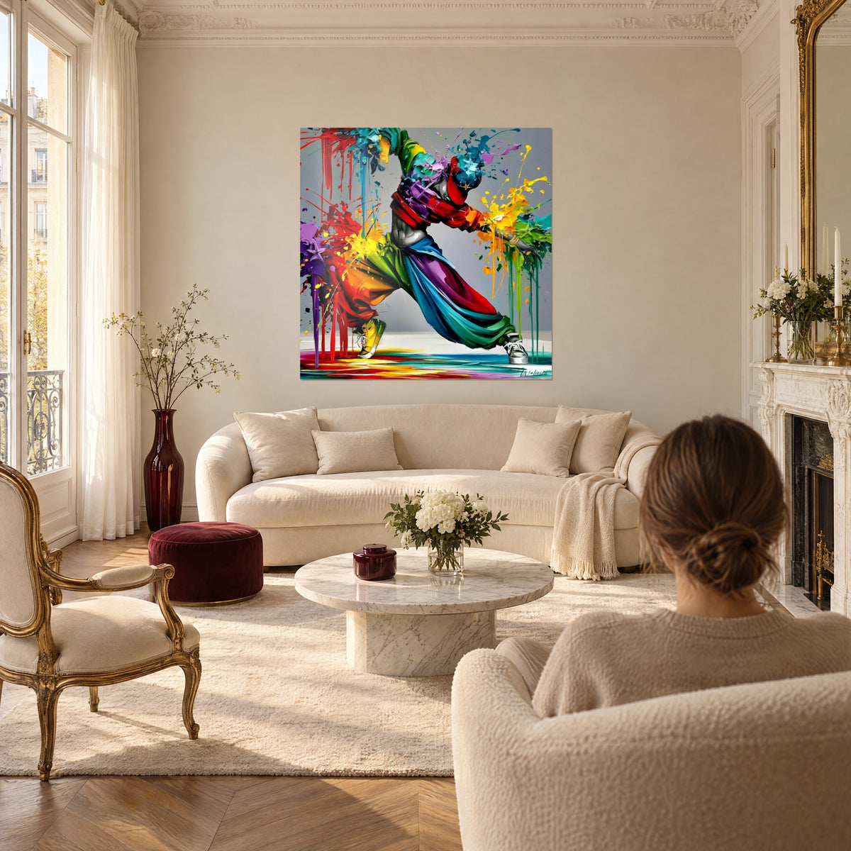 Gemälde Breakdance-Tänzer in regenbogenfarbener Pumphose, rote und gelbe Spritzer, über einem Sofa in einem hellen Wohnzimmer