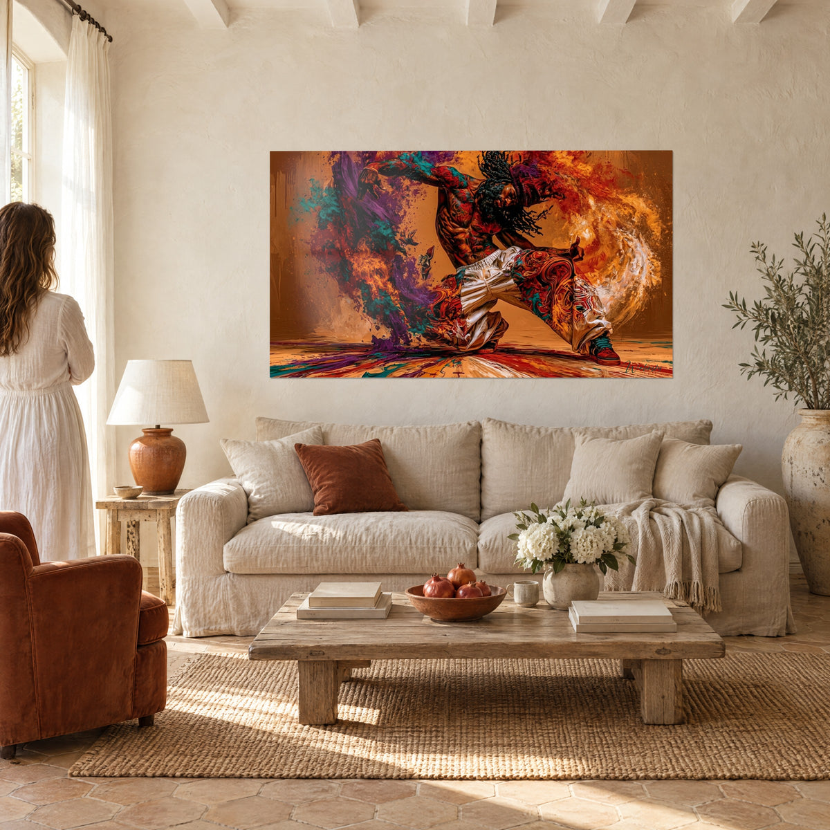 Tableau breakdanseur torse nu en explosion de peinture ambre, turquoise et violette, au-dessus d'un canapé dans un salon lumineux