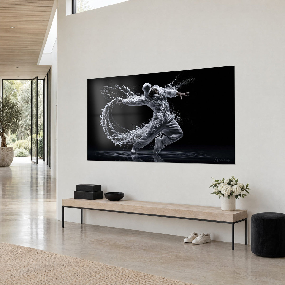 Tableau danseur hip-hop casquette grise, jambe fléchie, spirale d'écume argentée sur fond noir, mur crème et banc en bois clair
