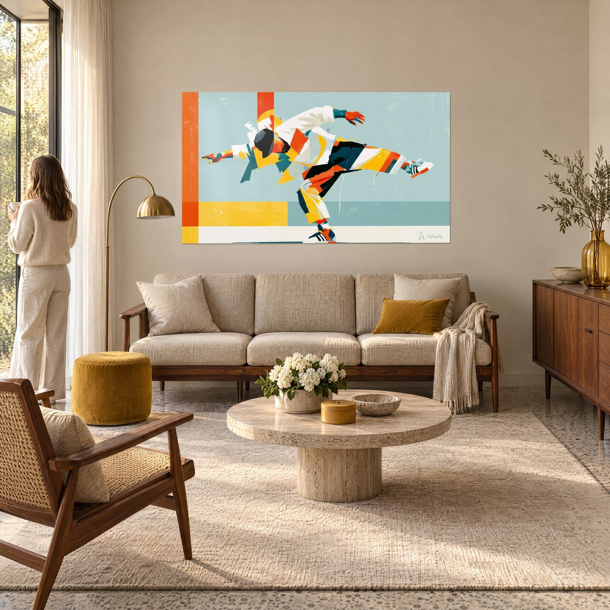 Quadro di breakdancer in freeze su sfondo azzurro cielo, giacca bianca e pantaloni arancioni e gialli, sopra un divano in un soggiorno luminoso