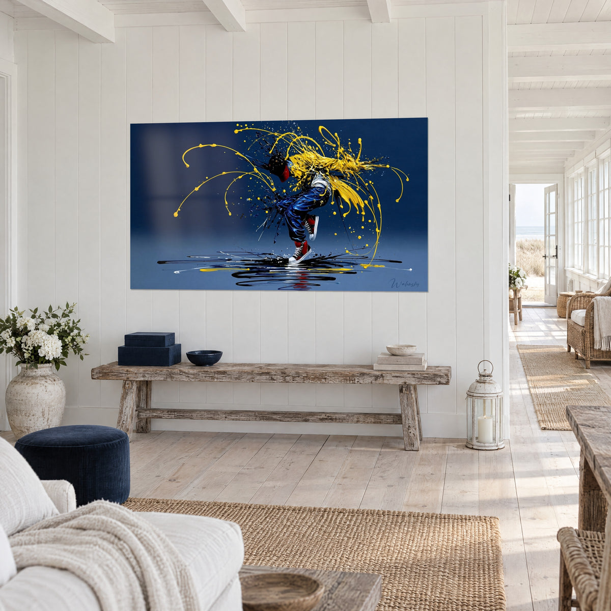 Tableau silhouette hip-hop en pantalon bleu cobalt, jets de peinture jaune citron, bord de mer, console en bois blanchi