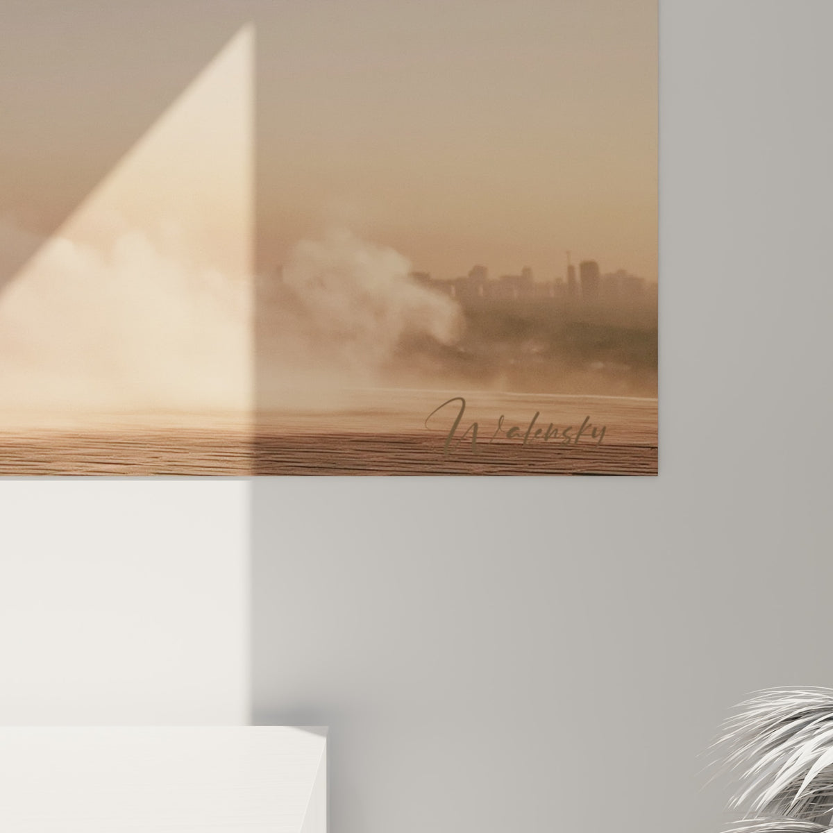 Empâtements de lumière dorée et coulures roses visibles sur la toile du tableau Breakdance accroché au mur