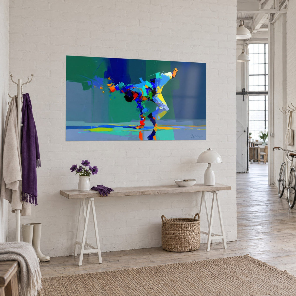 Quadro di acrobata immobile nel pieno del movimento, pennellate a spatola blu cobalto e verde abete, fondo scuro, su un muro di mattoni bianchi