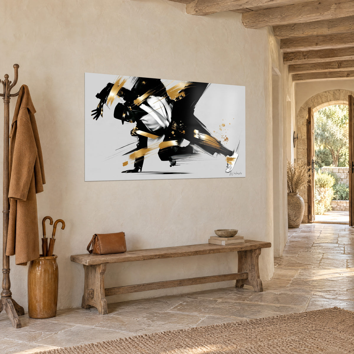 Tableau breakdancer accroupi aux traînées d'or et de noir sur fond gris clair, sur un mur en pierre, couloir voûté et banc de bois