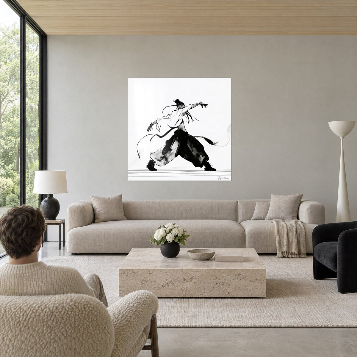 Gemälde Breakdance-Tänzer in schwarzer Tusche, wehende weiße Jacke, weit geöffnete Arme, über einem Sofa in einem hellen Wohnzimmer