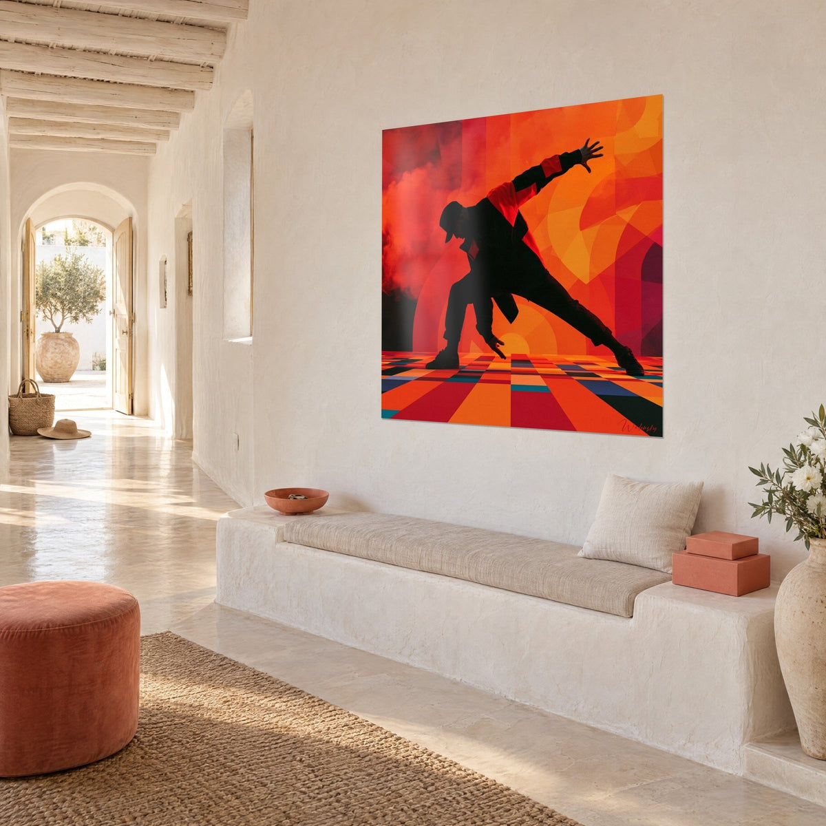Tableau silhouette penchée en équilibre, bras tendu, fumée rouge et motifs orange, accroché sur un mur blanc près d'une banquette
