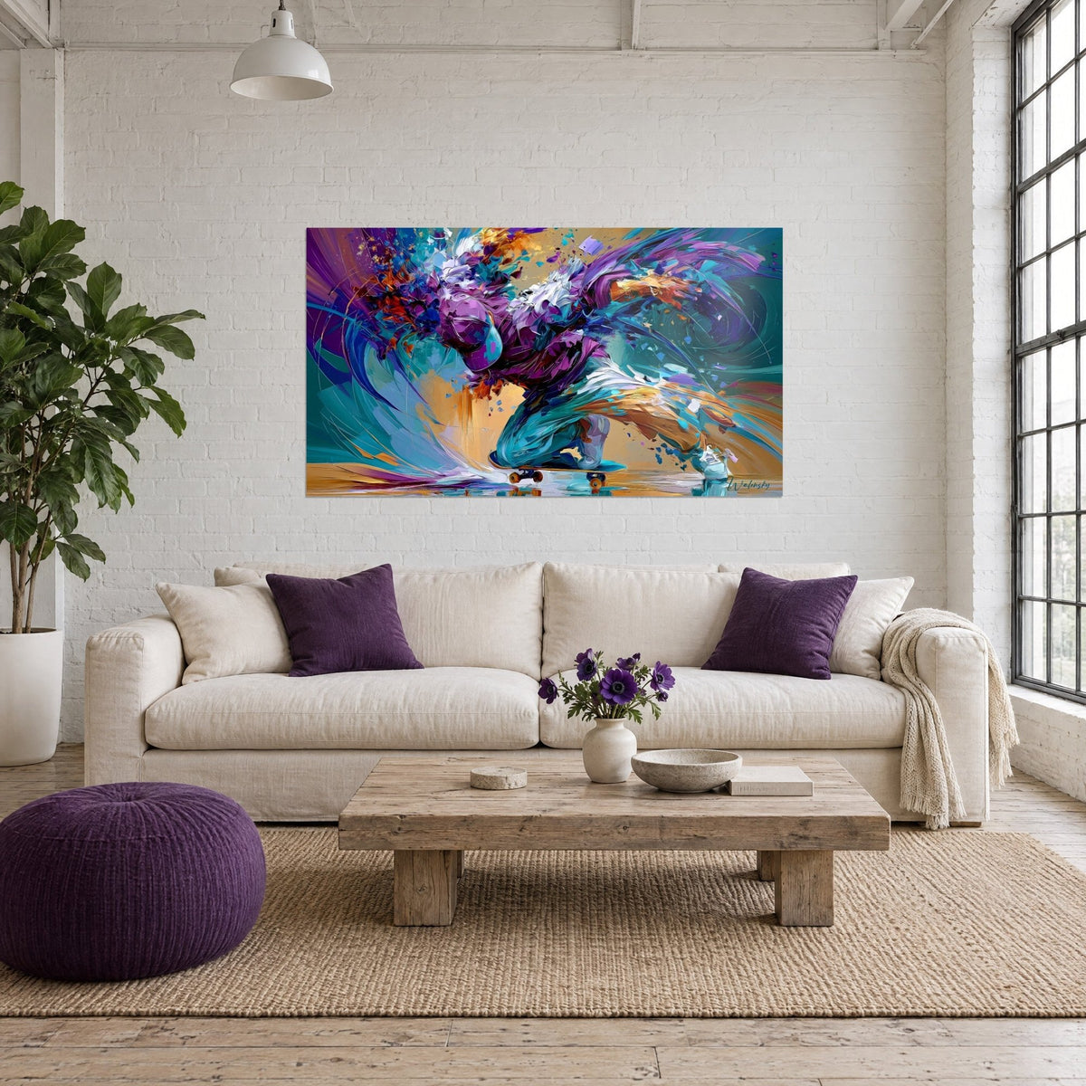 Schilderij van een breakdancer in volle beweging, violet en turquoise, okerkleurige accenten boven een bank in een lichte woonkamer