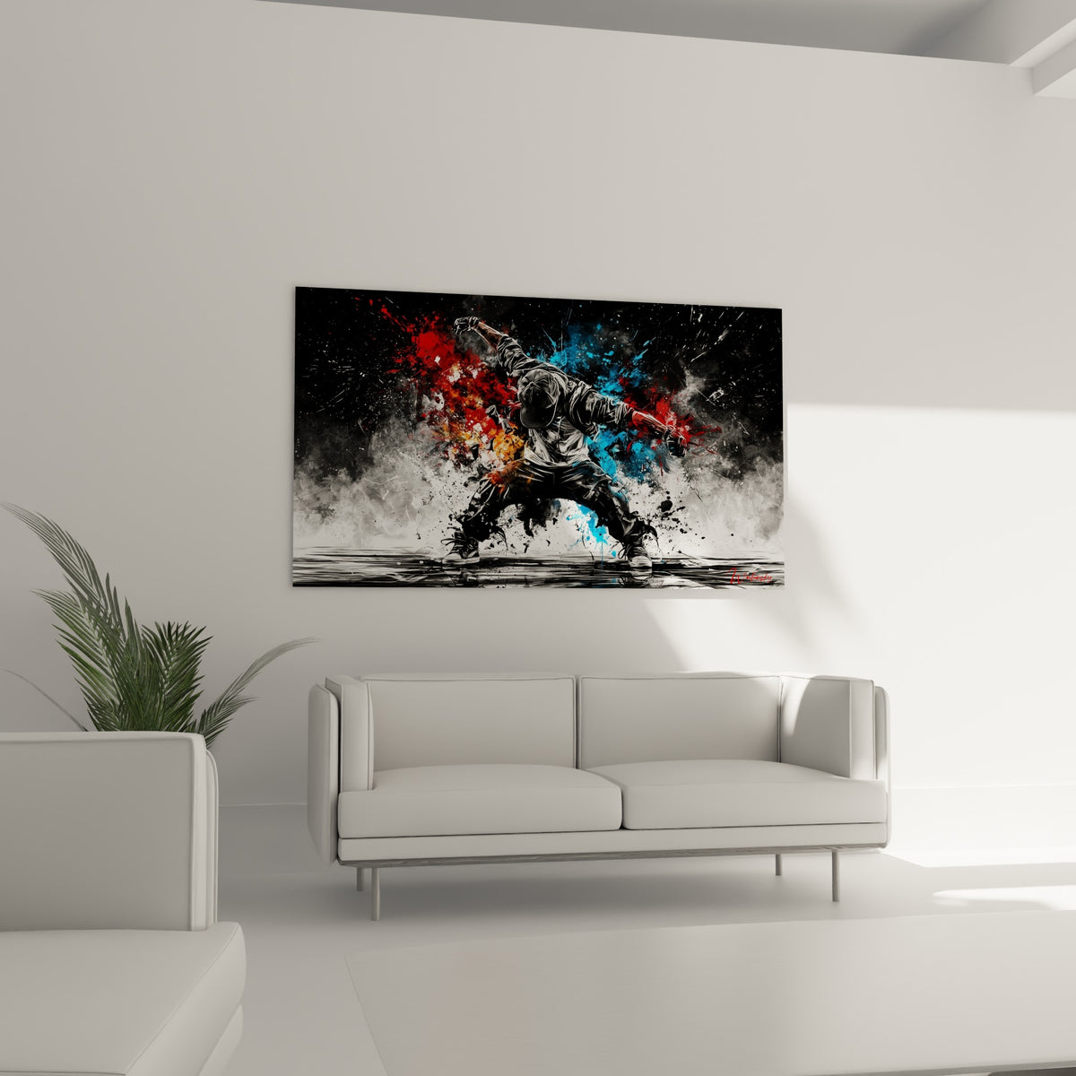 Personnage Breakdance figé en pleine rotation, tons gris et bleu vif, au-dessus d'un canapé dans un salon lumineux