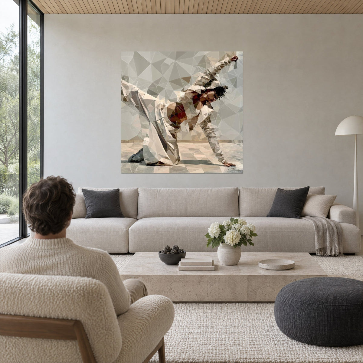 Tableau danseur de breakdance en appui sur une main, facettes beige et ivoire, reflets rouille, au-dessus d'un canapé dans un salon lumineux