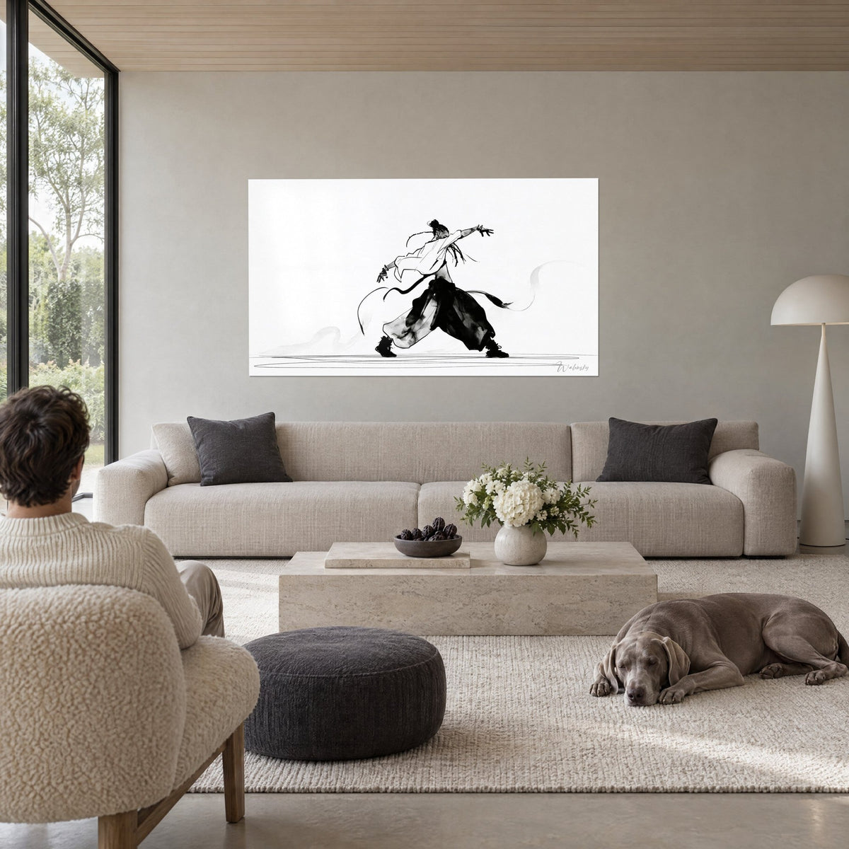 Gemälde Breakdance-Tänzer in schwarzer Tusche, weite dunkle Hose und weiße Jacke, weißer Hintergrund, über einem Sofa in einem hellen Wohnzimmer