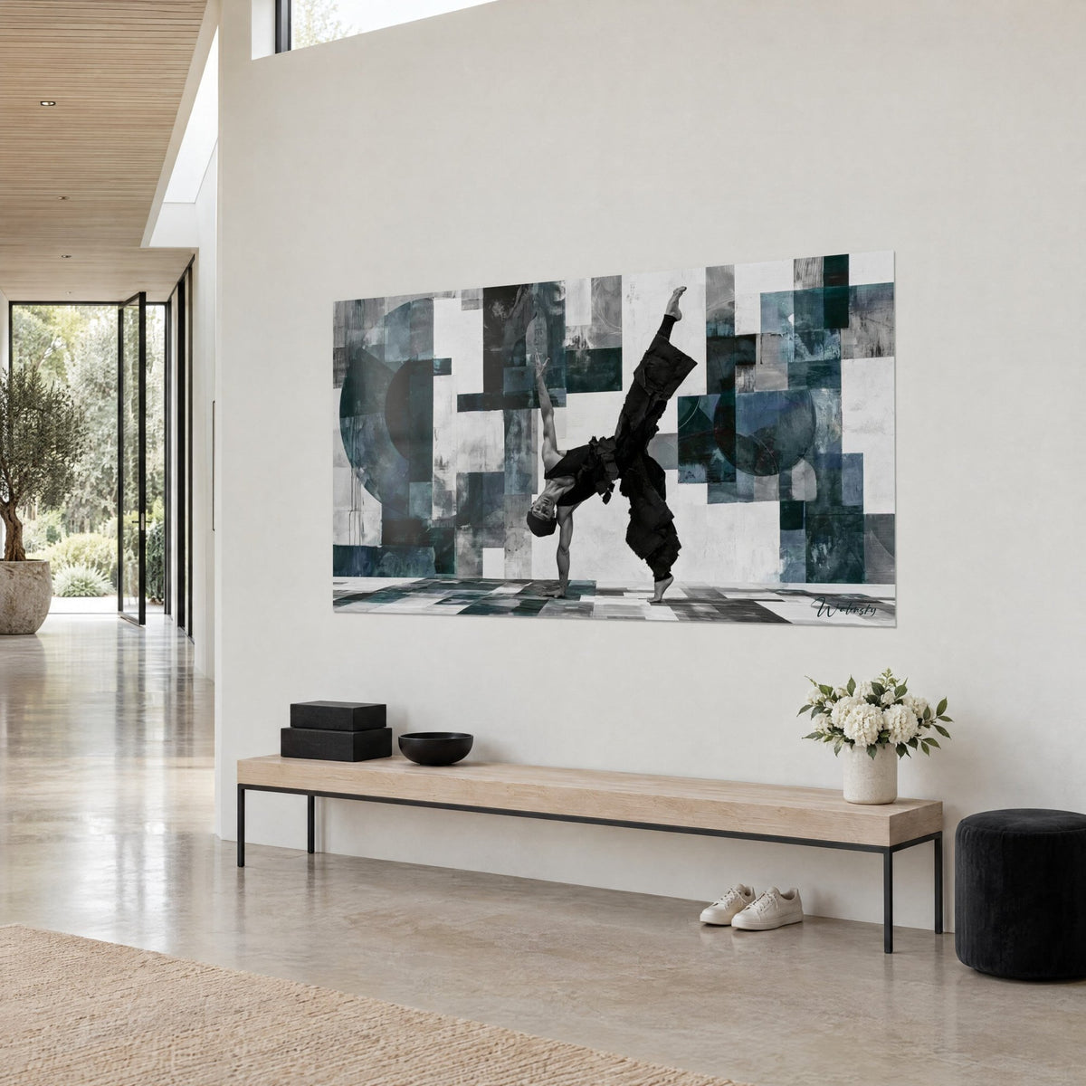 Schilderij breakdance-danser met één been naar de hemel gestrekt, geometrische vormen in dennengroen en gebroken wit, opgehangen in een lichte gang